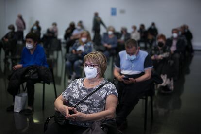 Sala de espera donde las personas vacunadas son controladas durante los primeros 15 minutos posteriores a la vacunación en La Farga en L'Hospitalet de LLobregat, el 22 de abril de 2021.
