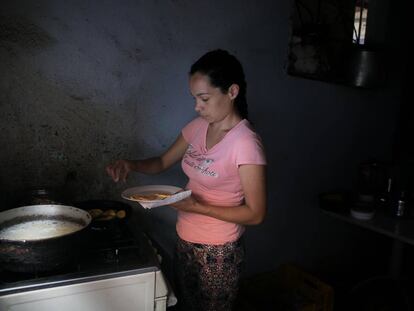 La hermana de Jonathan Linares, muerto tras comer yuca amarga, en su casa de Caracas. 