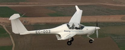 El aeroplano de hélice biplaza fabricado por Boeing durante su vuelo a más de 1.000 metros de altura sobre Ocaña (Toledo).