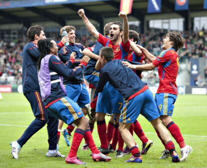 Adrián, con los brazos levantados, y sus compañeros festejan al final la victoria española.