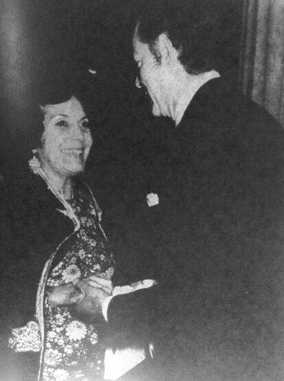 El diplomático mexicano saluda a la esposa de Allende, Hortensia Bussi. Le decían doña Tencha