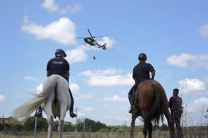 Un helicóptero de la Guardia Civil acude a una zona escarpada para buscar a una persona mayor desaparecida, dentro de un simulacro organizado por el Ministerio del Interior, en Madrid.