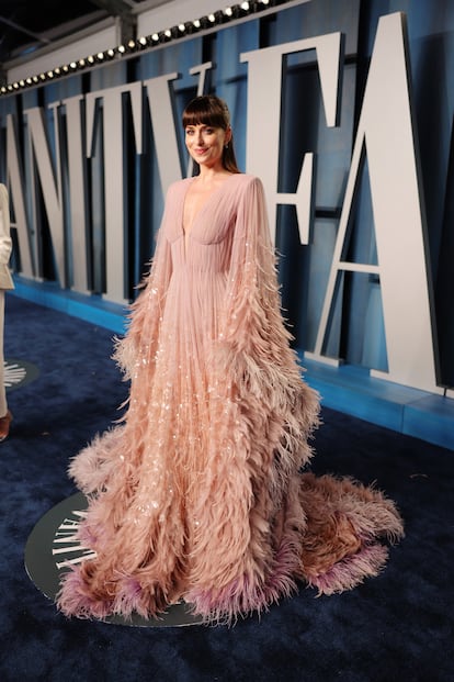 Emulando el 'glamour' del viejo Hollywood que ha mamado desde la cuna como hija y nieta de grandes estrellas, la joven apareció en una de las 'after parties' de los Oscar de 2022 enfundada en un grandilocuente vestido de plumas (de Alessandro Michele para Gucci, claro) con el que confirmó que no hay estilo ni prenda que se le resistan.