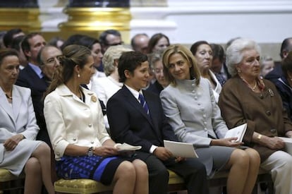 La Infanta Cristina entre su hermana Elena y su sobrino Juan Froil&aacute;n y su t&iacute;a Pilar en la misa por su abuelo.