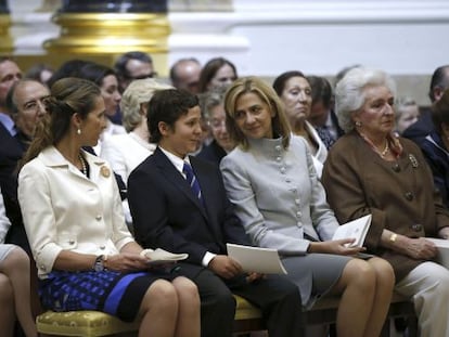 La Infanta Cristina entre su hermana Elena y su sobrino Juan Froil&aacute;n y su t&iacute;a Pilar en la misa por su abuelo.