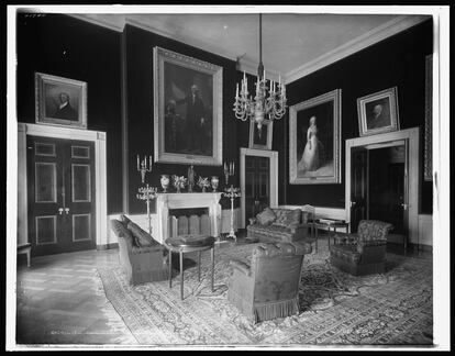 En 1902, el presidente Roosevelt acometió la primera gran renovación de la Casa Blanca, bajo la dirección del arquitecto Charles Follen McKim, del estudio neoyorquino McKim, Mead and White. Así dejó la Sala Roja. |