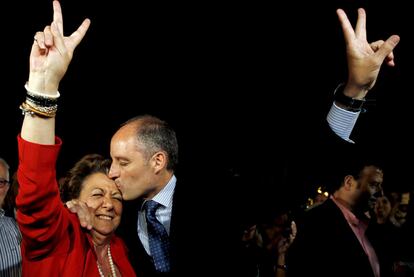 El presidente de Generalitat, Francisco Camps, y la alcaldesa de Valencia, Rita Barberá, celebran su victoria electoral en 2011.