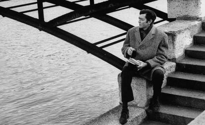 El escritor Julio Cortázar en una imagen de los años sesenta en París sin datar.
