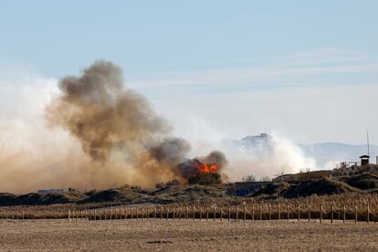 Vista general del incendio forestal declarado a primera hora de la tarde del lunes en El Saler, en Valencia, que obligó a desalojar cinco edificios en la zona.