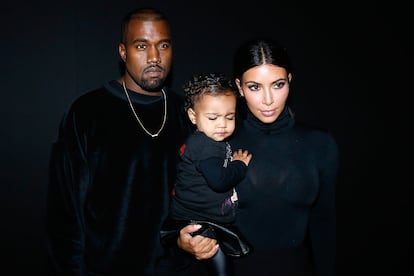 Kanye West, Kim Kardashian y su hija North West a la salida de un desfile de Balenciaga en 2015.