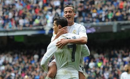 Lucas Vázquez celebra junto a Cristiano un gol