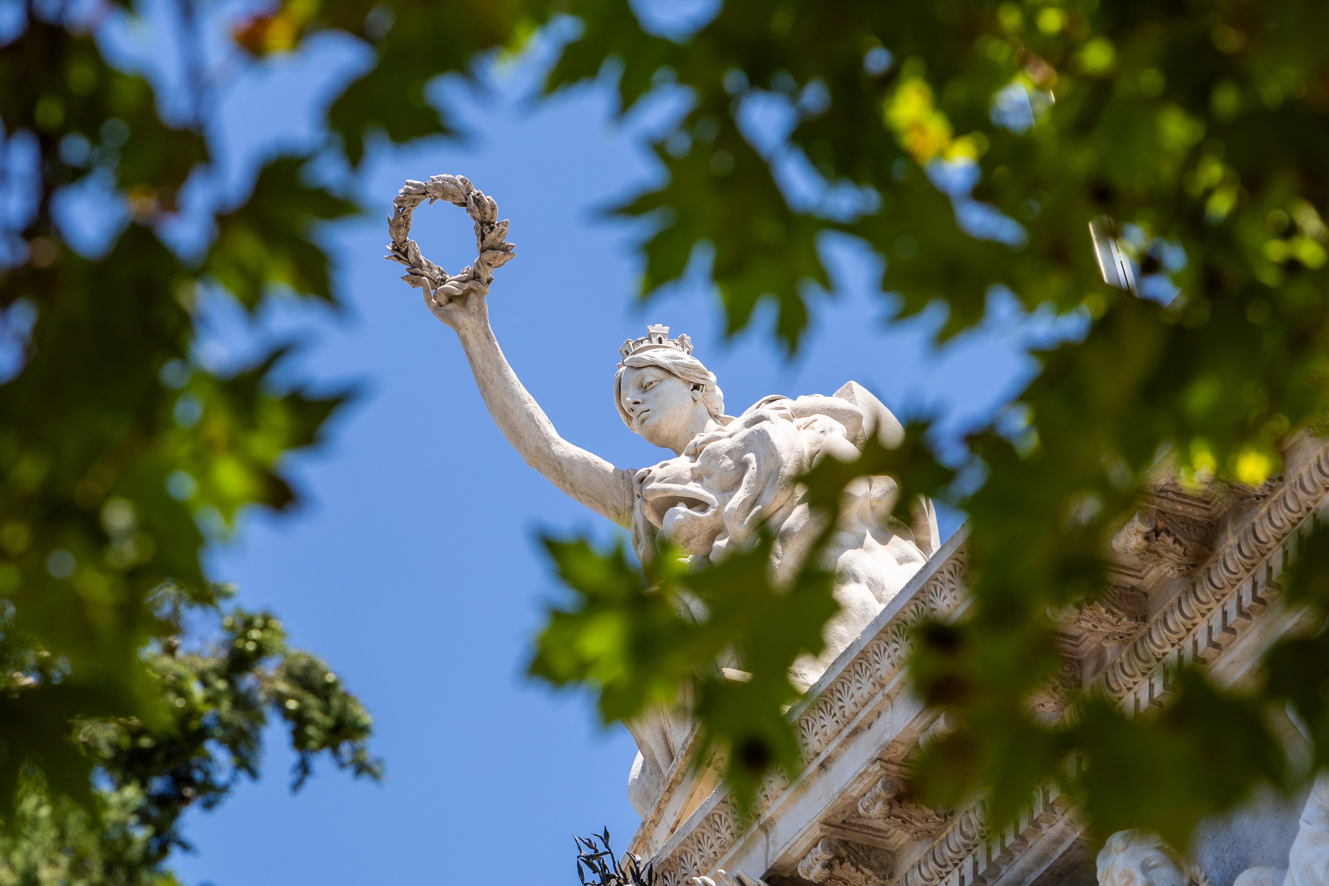 Cuenta la tradición que todo aquel que pase bajo la corona de laurel del frontón al acceder a la biblioteca, será coronado como sabio tras leer algunas de las obras de su interior. 