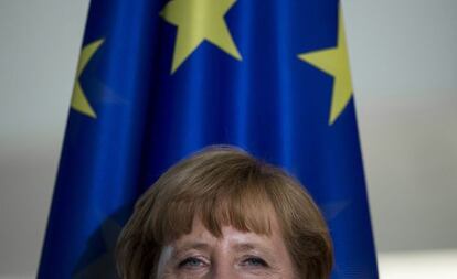 Angela Merkel, junto a la bandera europea ayer en Berl&iacute;n, donde recibi&oacute; al l&iacute;der polaco