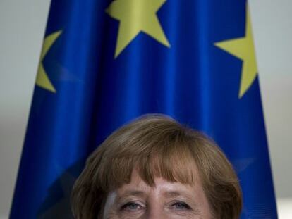 Angela Merkel, junto a la bandera europea ayer en Berl&iacute;n, donde recibi&oacute; al l&iacute;der polaco