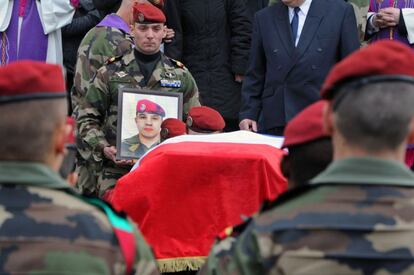 Un compañero de armas porta un retrato de Abel Chennouf, durante el funeral celebrado en Montauban.