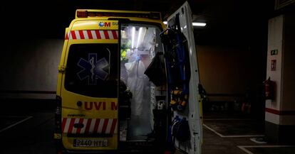 Trabajadores de los equipos de emergencia del SUMMA desinfectando una ambulancia.