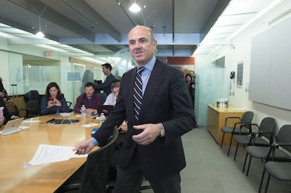 El ministre d'Economia, Luis de Guindos, al començament de la roda de premsa.