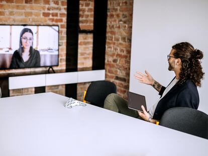 Having online meeting during pandemic - Sabadell - Estar donde estés - Innovación en recursos humanos