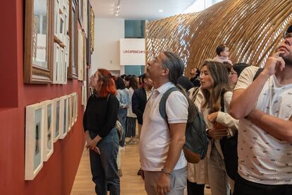 Visitantes recorren la exposición 'Sembrar la duda'.