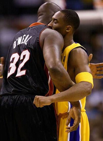 Shaquille O'Neal se abraza a Kobe Bryant en un partido.