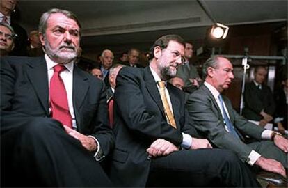 Mayor, Rajoy y Rato, en el acto de presentación de la fundación del PP que preside Aznar.
