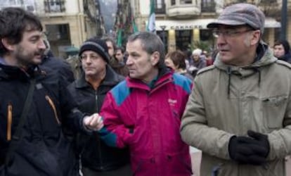 El alcalde de San Sebastián y el diputado general de Gipuzkoa en la manifestación de ayer.