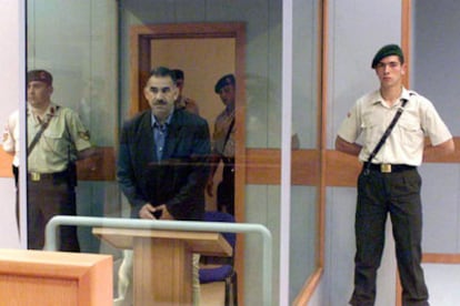 Abdalá Ocalan, el 31 de mayo de 1999, durante su primer juicio en Tur
quía.
