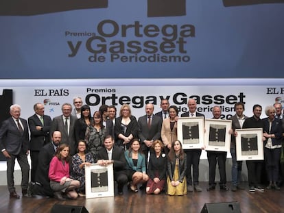 Os ganhadores dos Prêmios Ortega y Gasset posam com os membros do júri e com alguns diretores do Grupo Prisa.