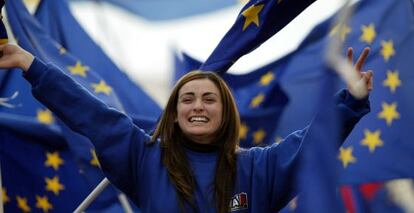 Una joven hace el signo de la victoria entre banderas europeas en Malta, en 2004.