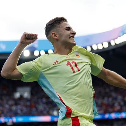 PARIS, 09/08/2024.- El español Fermín López celebra tras anotar un gol ante Francia durante el partido por la medalla de oro de los Juegos Olímpicos de París 2024 que Francia y España disputan este viernes en el Parc des Princes, de Paris . EFE/ Kiko Huesca
