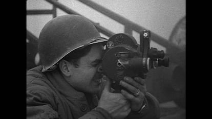 Imagen del documental 'La guerra en Hollywood' en la que se ve a un cámara del ejército estadounidense en la II Guerra Mundial.