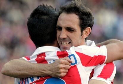 Juanfran se abraza con Agüero.
