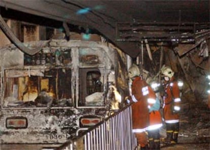 Imagen del vagón de metro donde se ha originado el fuego, totalmente carbonizado.