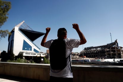 Una persona se ejercita el 3 de agosto de 2019 frente a los escombros del estadio Vicente Calderón mientras se realizan las obras de demolición del recinto, que fue la casa del Club Atlético de Madrid durante 51 años. Ubicado en el barrio Imperial de Madrid, a orillas del Manzanares, en el solar resultante se tiene prevista la construcción de viviendas.