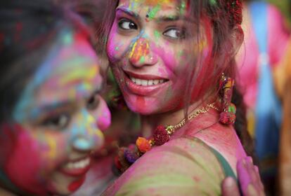 Dos estudiantes de la Universidad de Rabindrabharati celebran cubiertas de polvo de colores el festival Holi, en la Casa Tagore, Calcuta (India).