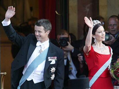 Federico de Dinamarca y Mary Donaldson, a su llegada al Teatro Real de Copenhague.