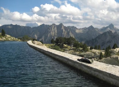 Descanso junto al estany d'Amitges, en el Parque Nacional de Aigüestortes. Al fondo, Les Encantats