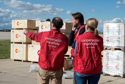 El secretario de estado de Cooperación, Jesús Gracia, en Torrejón de Ardoz para supervisar el material preparado para su envío a Ecuador.