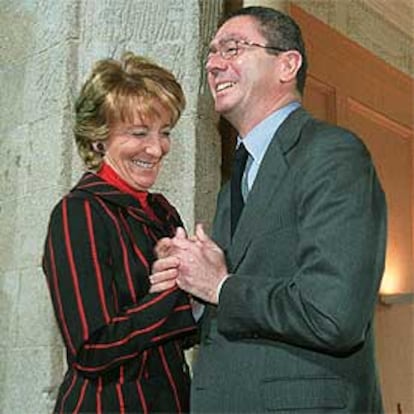 Esperanza Aguirre y Alberto Ruiz-Gallardón se saludan sonrientes durante el acto de ayer.
/ ULY MARTÍN