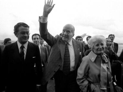 Josep Tarradellas a su llegada al aeropuerto de Madrid-Barajas, procedente del exilio, el 20 de octubre de 1977.