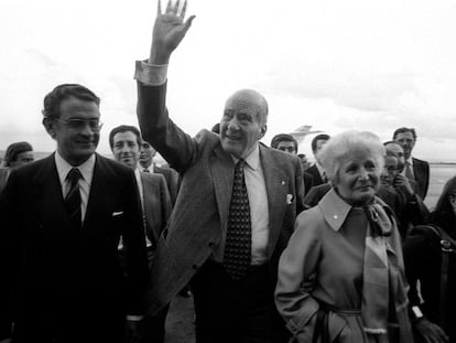 Josep Tarradellas a su llegada al aeropuerto de Madrid-Barajas, procedente del exilio, el 20 de octubre de 1977.