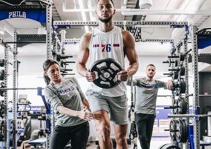 Lorena Torres supervisa un entrenamiento de Ben Simmons en el gimnasio de los Sixers