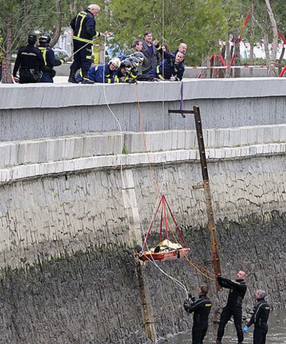 Buzos del cuerpo de bomberos ayudan a recuperar el cadáver de Austin Bice del fondo del río.