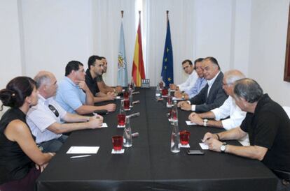 El presidente de la ciudad autónoma de Melilla y del PP local, Juan José Imbroda (2 dcha); el vicesecretario de Comunicación de su partido, Esteban González Pons (3 dcha), y el diputado Carlos Floriano (4 dcha), durante la reunión que mantuvieron hoy con representantes de los sindicatos policiales, tras las denuncias de activistas marroquíes sobre supuestos incidentes entre policías españoles y ciudadanos del país vecino.