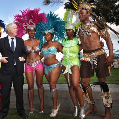 El alcalde de Londres, Boris Johnson, con unos participantes en el carnaval, el miércoles.