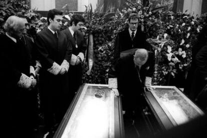 En la fotografía superior, funeral por los abogados laboralistas asesinados en la calle de Atocha.