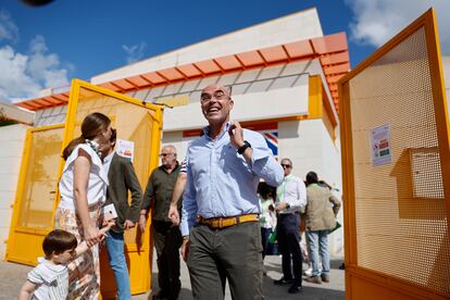 Jorge Buxadé, a su salida tras votar en el Colegio Isabel la Católica de Boadilla del Monte (Madrid).