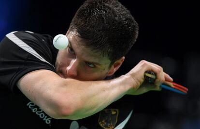 El alemán Dimitrij Ovtcharov sirve la pelota Zhang Jike (China) durante la ronda masculina de clasificación individual de tenis de mesa, en Riocentro, durante los Juegos de Río 2016.