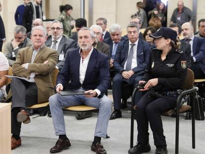 En primera fila, desde la izquierda, Álvaro Pérez Alonso, 'El Bigotes'; Pablo Crespo; y Francisco Correa, durante el juicio. 