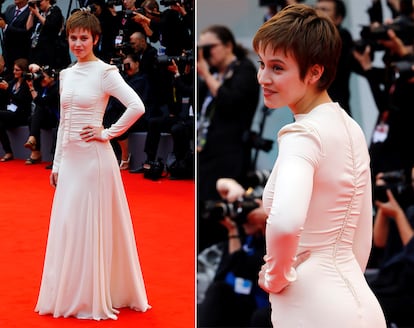 Lou de Laage, otra de las protagonistas de L'Attesa, brilló en Venecia con vestido total white de manga larga.